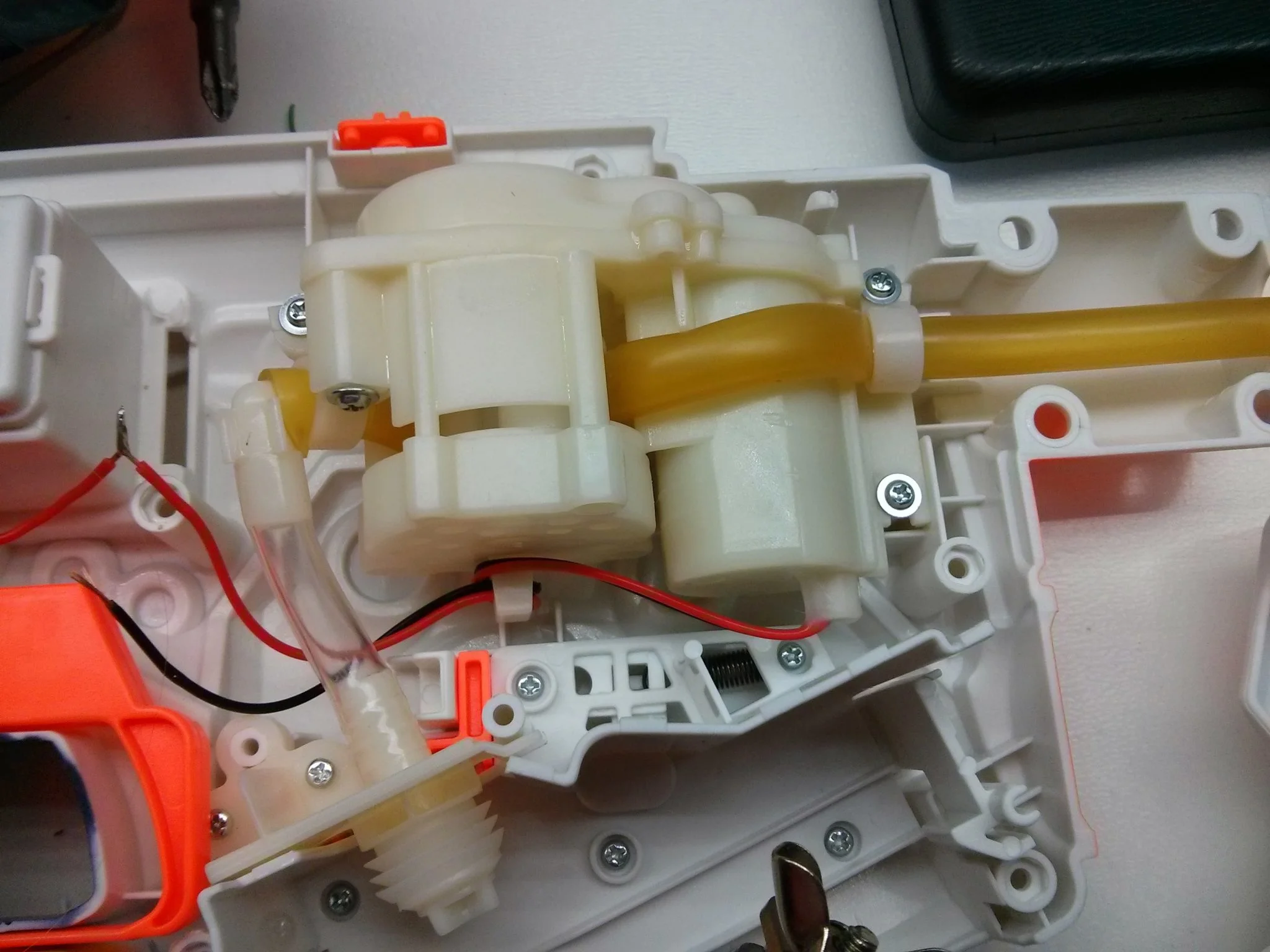 Neat, the gun uses a https://en.wikipedia.org/wiki/Peristaltic_pump to spray water